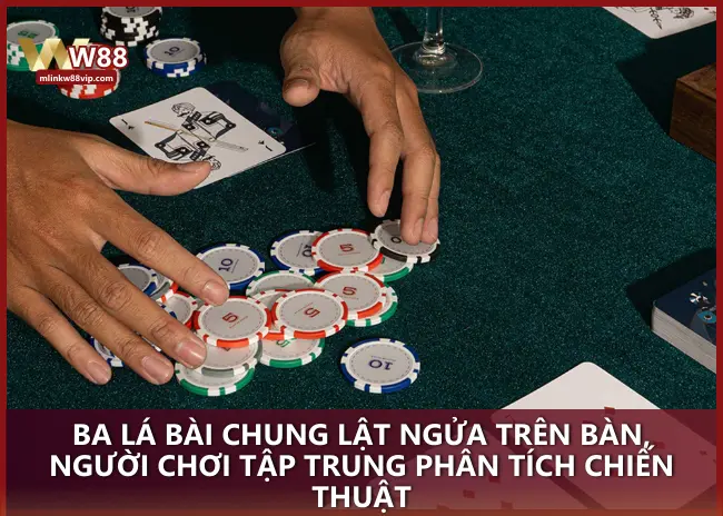 Ba lá bài chung lật ngửa trên bàn, người chơi tập trung phân tích chiến thuật