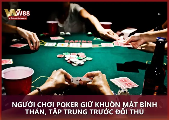 Người chơi Poker giữ khuôn mặt bình thản, tập trung trước đối thủ