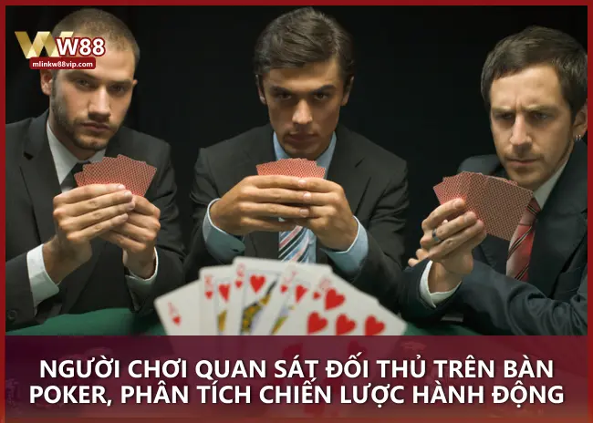 Người chơi quan sát đối thủ trên bàn Poker, phân tích chiến lược hành động